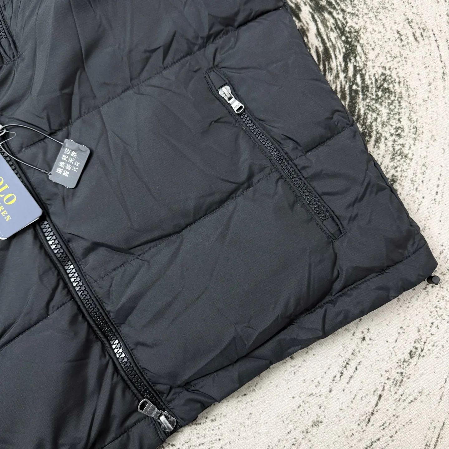 P530 Ralph small label embroidered down jacket, the same style at Ralph Lauren counters. It is made of 80 velvet. The fleece is warm enough. It is very textured on the hand. It is three-dimensional and atmospheric. It is easy to wear in winter. It is simple and elegant. It adopts the os version. The upper body effect is very good. It is suitable for all body types. Soft and comfortable. Craftsmanship imported custom zippers➕Hardware and accessories are complete. The embroidery is full and three-dimensional. Perfect restoration of zp 2:1. Same style for men and women. Versatile and easy to wear. Size M L XL XXL Color black navy blue bright black